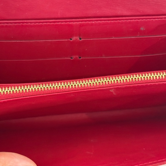 Authentic Louis Vuitton Sarah Wallet Vernis Red Pomme d’Amour - Picture 6 of 12